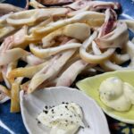 焼いたトビイカにマヨネーズを添えたところ