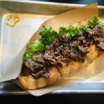プルコギビーフのホットドッグ。自家製バンズに牛肉とレタスがのっている