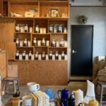 YAMADA COFFEE OKINAWA宜野湾本店に並ぶドリップポットとマグカップ