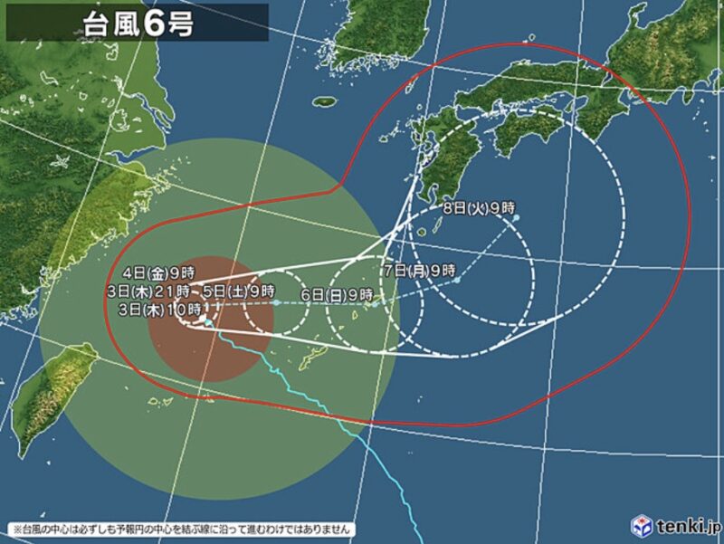 停電中の暗い台所で、ガスこんろにご飯の鍋と野菜炒めのフライパンがのっている