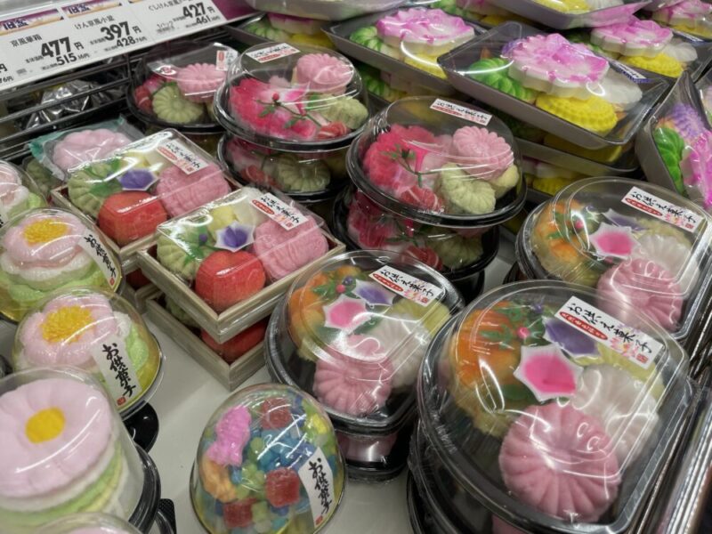 かねひで店内に並ぶ沖縄のお供え用の落雁やお菓子