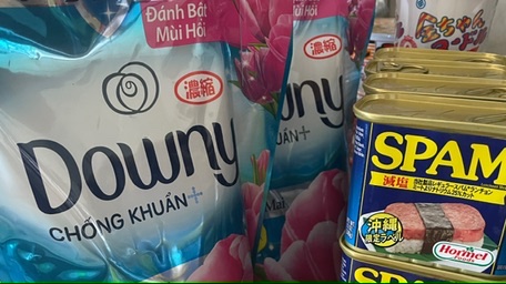 ダウニーと減塩スパムの缶を並べたところ