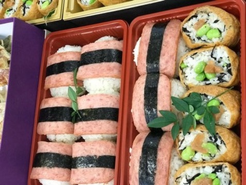 重箱に並べたスパムむすび
