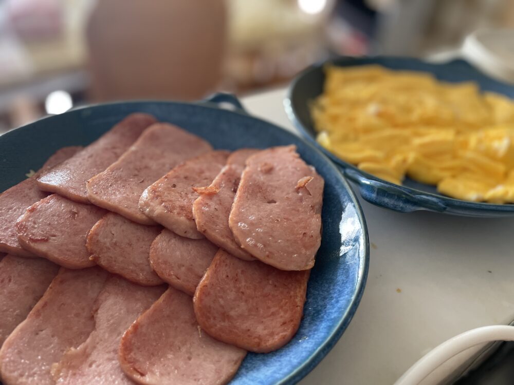 お皿に並べた焼いたポーク(スパム)と炒り卵。沖縄の定番のポーク卵