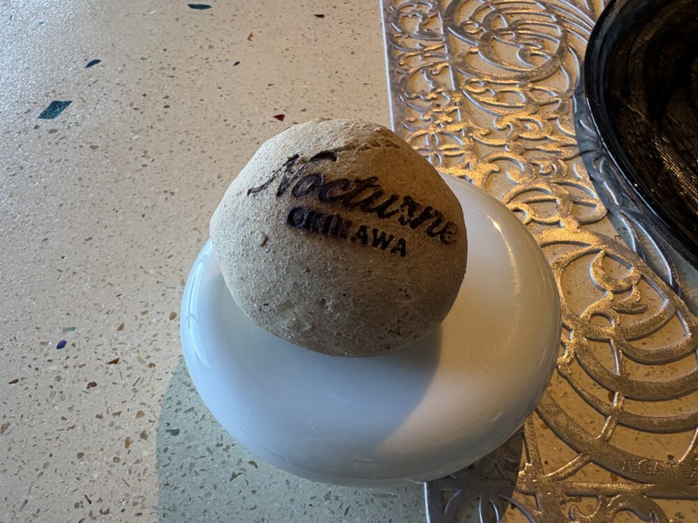 Nocturne Okinawaの店名が焼き印された丸いパン