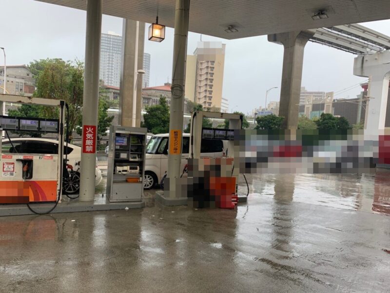 台風の停電中、営業していたガソリンスタンドで給油を待つ車(ナンバーなどはぼかしています)