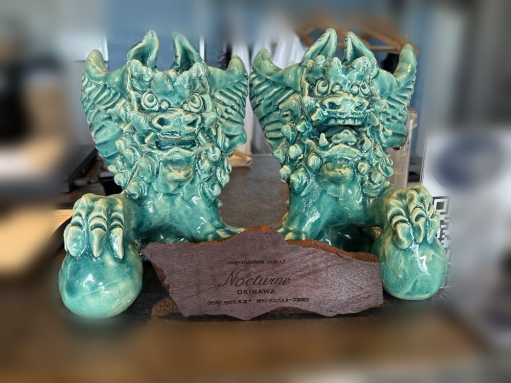 Nocturne Okinawaの店内に飾られた緑色のシーサー一対(背景はぼかしています)