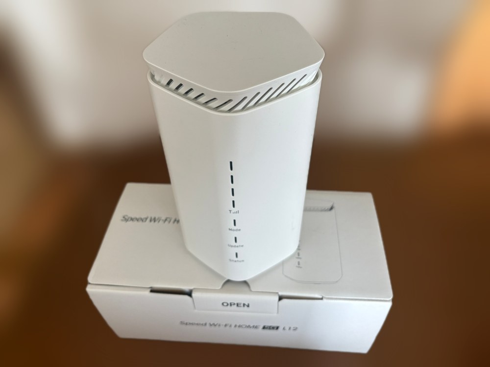 わが家の非常用ルーター。縦型のSpeed Wi-Fi HOME 5G L12(中古で購入)